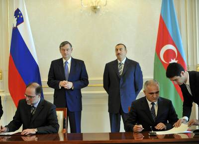 The Minister for Development and European Affairs, Mitja Gaspari, signed the agreements of cooperation with the Republic of Azerbaijan (FA BOBO)