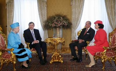 The President of the Republic of Slovenia, Dr  Danilo Türk, and his spouse Barbara Miklič Türk in discussion with Queen Elizabeth II and the Duke of Edinburgh (FA BOBO)