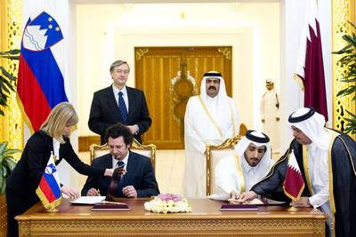 The Emir of the State of Qatar, His Highness Sheikh Hamad bin Khalifa Al-Thani, and the Slovenian President, Dr Danilo Türk, attend the signing of bilateral agreements on cooperation between Qatar and Slovenia (photo: Stanko Gruden/STA)