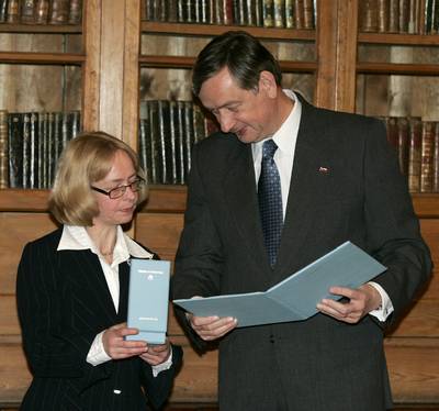 The Slovenian President, Dr Danilo Türk, confers the Order for Merits on Dr Jelena Konickaja, a professor at Vilnius University (photo: Tina Kosec/STA)