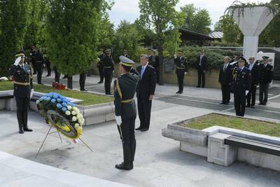 President of the Republic of Slovenia, Dr Danilo Türk, lays a wreath at the Monument to the Fallen of the 1991 War for Slovenia on the occasion of Slovenian Statehood Day (photo: Nebojša Tejić)