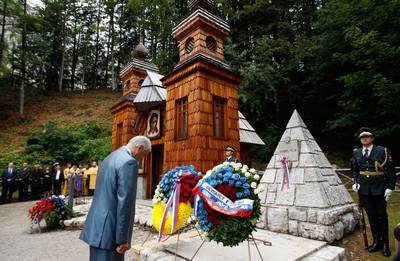 President Türk and the Speaker of the State Duma of the Federal Assembly of the Russian Federation, Boris Gryzlov, place wreaths upon the tomb of Russian soldiers, prisoners of war who died in an avalanche of snow when building the road over the Vršič pass (photo: Stanko Gruden/STA)