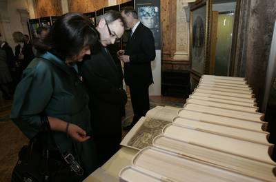 President Türk visited the Royal Society, handing over a facsimile of the Iconotheca Valvasoriana collection (photo: Tina Kosec/STA)