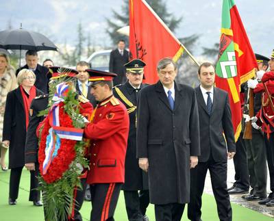 President Türk lays a wreath at the statue of Mother Albania at the Martyrs’ Cemetery (FA BOBO)