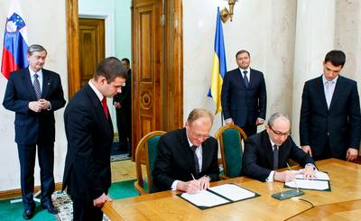 The President of the Republic of Slovenia, Dr Danilo Türk, and the Governor — Head of Kharkiv Regional State Administration, Mykhail Dobkin, attend the signing of the Letter of Intent for the Project Kharkiv Waste Management System Reform (photo: Stanko Gruden/STA)