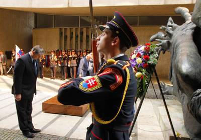 The President of the Slovak Republic, Ivan Gašparovič and the President of the Republic of Slovenia, Danilo Türk lay a wreath at the memorial dedicated to the Slovak national uprising (photo: Stanko Gruden/STA)