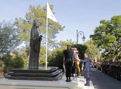 President of the Republic of Slovenia Dr Danilo Türk laid a wreath at the statue of the late President of the Republic of Cyprus Archbishop Makarios III (photo: Daniel Novakovič/STA)