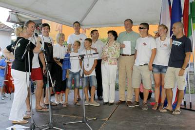 President Türk presents an award to the best young bograč chefs, members of the Lendava Student Club (photo: Daniel Novakovič/STA)