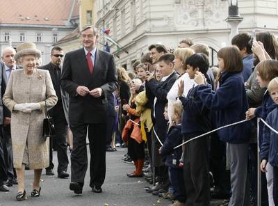 The President of the Republic of Slovenia, Dr Danilo Türk, and Queen Elizabeth II crossing the Triple Bridge (FA BOBO)