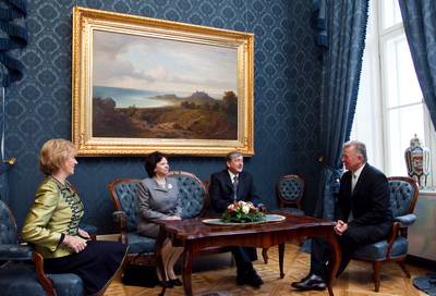 The President of the Republic of Slovenia, Dr Danilo Türk, and his wife, Barbara Miklič Türk, are greeted by the President of the Republic of Hungary, Dr Pál Schmitt and his wife, Katalin Makray Schmittné (photo: Stanko Gruden/STA)