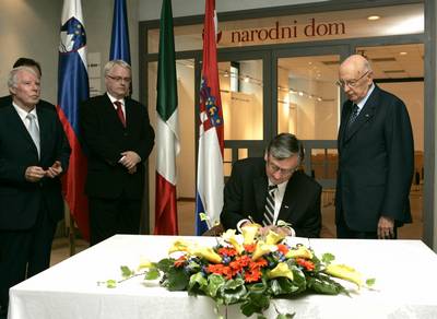 President of the Republic of Slovenia Dr Danilo Türk, President of the Italian Republic Giorgio Napolitano and President of the Republic of Croatia Dr Ivo Josipović sign the Narodni dom visitors book (photo: Tina Kosec/STA)