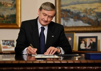 Slovenian President Dr Danilo Türk signs an order on the dissolution of the Slovenian National Assembly and on early elections of its members (photo: Nebojša Tejić/STA)