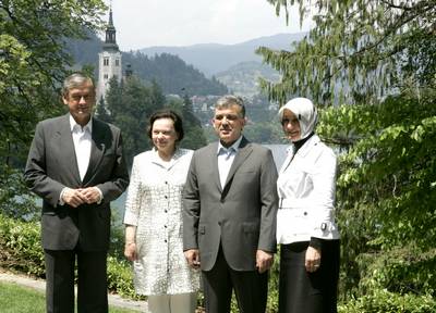 President of the Republic of Slovenia Dr Danilo Türk and his wife, Barbara Miklič Türk, and President of the Republic of Turkey Abdullah Gül and his wife, Hayrünnisa Gül, visiting the surroundings of Lake Bled (photo: Tina Kosec/STA)