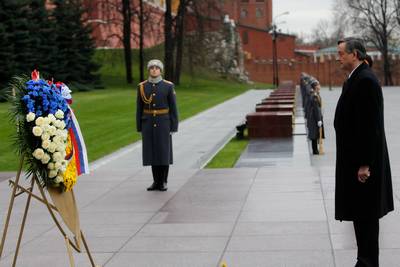 President of the Republic of Slovenia, Dr Danilo Türk laid a wreath at the Tomb of the Unknown Soldier in the Alexander Garden with military honours (photo: Stanko Gruden/STA)