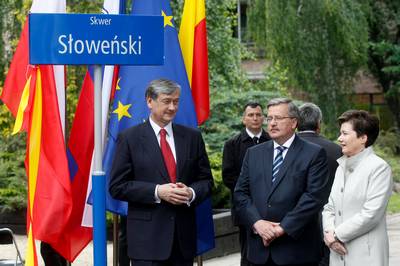 The President of the Republic of Slovenia, Dr Danilo Türk, the President of the Republic of Poland, Bronisław Komorowski, and the Mayor or Warsaw, Dr Hanna Gronkiewicz-Waltz, open a new Slovenian Square in Warsaw (photo: Stanko Gruden/STA)