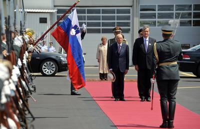 President of the Republic, Dr Danilo Türk, and his wife, Barbara Miklič Türk, bid farewell to the President of the Italian Republic, Giorgio Napolitano, and his wife, Clio Napolitano (photo: Nebojša Tejić/STA)