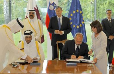 The Slovenian and Qatari representatives sign several bilateral agreements in the presence of Slovenian President Türk and Qatari Emir Sheikh Hamad bin Khalifa Al-Thani (photo: Daniel Novakovič/STA)