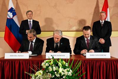 The President of the Republic of Hungary, Dr Pál Schmitt, and the President of the Republic of Slovenia, Dr Danilo Türk, attend the formal signing of the Agreement on Cooperation between the Pomurje Hungarian Self-Governing National Community, the Union of Slovenians in Hungary and the National Slovenian Self-Government in Hungary (photo: Stanko Gruden/STA)