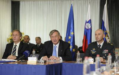 President of the Republic and the Commander-in-Chief of the Slovenian Armed Forces, Dr Danilo Türk, holds a video conference and addresses members of the Slovenian Armed Forces deployed on international operations, missions and at military representations abroad (photo: Nebojša Tejić)