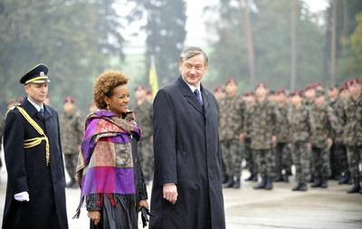The President of the Republic of Slovenia, Dr Danilo Türk, and the Governor General of Canada, Her Excellency the Right Honourable Michaëlle Jean, meet with Slovenian troops (FA BOBO) 