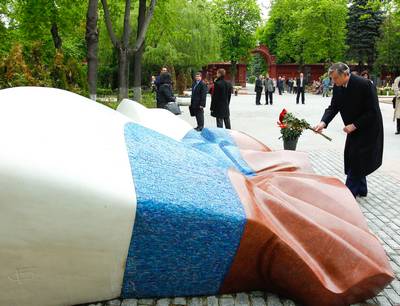 President Dr Danilo Türk laid flowers at the graves of Boris Yeltsin, the deceased president of the Russian Federation, the Russian writer and playwright Mikhail Bulgakov and the Russian writer Nikolai Gogol (photo: Stanko Gruden/STA)
