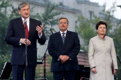 The President of the Republic of Slovenia, Dr Danilo Türk, the President of the Republic of Poland, Bronisław Komorowski, and the Mayor or Warsaw, Dr Hanna Gronkiewicz-Waltz, open a new Slovenian Square in Warsaw (photo: Stanko Gruden/STA)