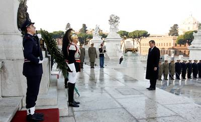 The Slovenian President, Dr Danilo Türk, lays a wreath on the monument to the unknown soldier at Piazza Venezia (photo: Stanko Gruden/STA)