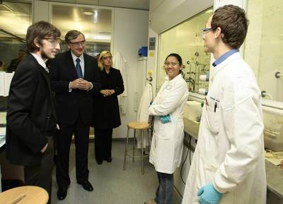 President Dr Danilo Türk visited the Chemistry Research Laboratory at the University of Oxford with Slovenian students (FA BOBO)