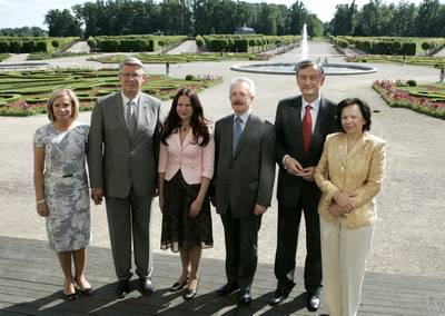 Latvian President Valdis Zatlers, his wife, Lilita Zatlere, Slovenian President Dr Danilo Türk and his wife, Barbara Miklič Türk, with the director and guide of the Rundāle Palace Museum. (photo: Tina Kosec/STA)