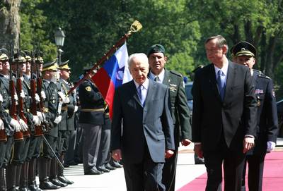 President of the Republic of Slovenia Dr Danilo Türk receiving President of the State of Israel Shimon Peres (photo: Tina Kosec/STA)