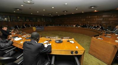 The President of Slovenia, Dr Danilo Türk, together with the Prime Minister of the Republic of Trinidad and Tobago, Patrick Manning, co-chairs the round-table discussion 8 (FA BOBO)