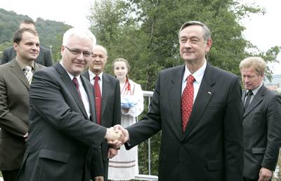 The President of the Republic of Slovenia, Dr Danilo Türk, and the President of the Republic of Croatia, Dr Ivo Josipović, opened a new bridge across Sotla, connecting Slovenian Rogatec and Croatian Hum na Sotli. (photo: Tina Kosec/STA)
