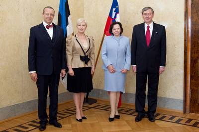 The President of the Republic of Slovenia, Dr Danilo Türk, and his wife Barbara Miklič Türk are welcomed by the President of the Republic of Estonia, Toomas Hendrik Ilves, and his wife Evelin Ilves (photo: Stanko Gruden/STA)