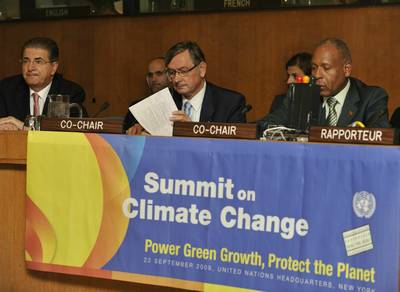 The President of Slovenia, Dr Danilo Türk, together with the Prime Minister of the Republic of Trinidad and Tobago, Patrick Manning, co-chairs the round-table discussion 8 (FA BOBO)