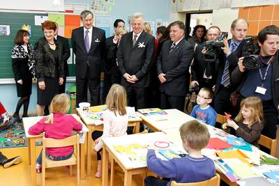 The President of the Republic of Slovenia, Dr Danilo Türk, and the President of the Republic of Hungary, Dr Pál Schmitt, visit the Dobrovnik Bilingual Basic School / Kétnyelvű Általános Iskola, Dobronak (photo: Stanko Gruden/STA)
