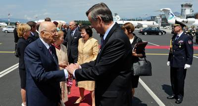 President of the Republic, Dr Danilo Türk, and his wife, Barbara Miklič Türk, bid farewell to the President of the Italian Republic, Giorgio Napolitano, and his wife, Clio Napolitano (photo: Nebojša Tejić/STA)