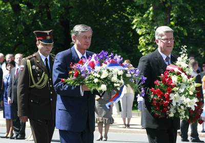 Presidents Zatlers and Türk laid flowers at the Freedom Monument (Photo Tina Kosec/STA)