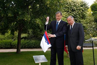With a short ceremony in the Jardin du Luxembourg, a Paris park, President Türk and the Speaker of the French Senate Mr. Larcher symbolically consecrated a 20-year-old lime tree to the 20th Anniversary of the Republic of Slovenia's Independence and to Franco-Slovenian friendship (photo: Stanko Gruden/STA)