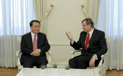 The President of the Republic of Slovenia, Dr Danilo Türk, receives a member of the Politburo Standing Committee of the People’s Republic of China Communist Party, Li Changchun (photo: Daniel Novakovič/STA)