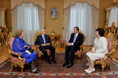 President of the Republic of Slovenia, Dr Danilo Türk, and his wife, Barbara Miklič Türk, welcome the President of the Italian Republic, Giorgio Napolitano, and his wife, Clio Napolitano (photo: Tamino Petelinšek/STA)