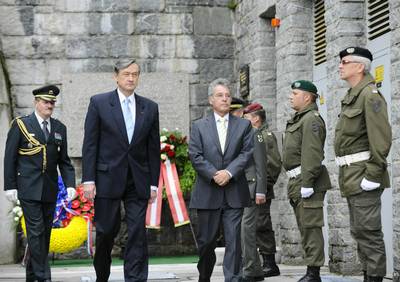 Presidents Dr Danilo Türk and Dr Heinz Fischer laid a wreath on the memorial plaque at the former Ljubelj North concentration camp (FA BOBO)