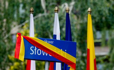 The President of the Republic of Slovenia, Dr Danilo Türk, the President of the Republic of Poland, Bronisław Komorowski, and the Mayor or Warsaw, Dr Hanna Gronkiewicz-Waltz, open a new Slovenian Square in Warsaw (photo: Stanko Gruden/STA)