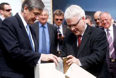 The President of the Republic of Slovenia, Dr Danilo Türk, and the President of the Republic of Croatia, Dr Ivo Josipović, lay the foundation stone, symbolising the investment made into a new hotel in the Tuhelj thermal spa (photo: Stanko Gruden / STA)