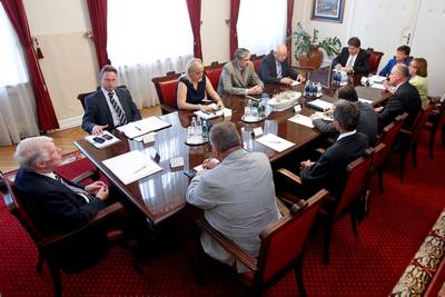President of the Republic of Slovenia, Dr Danilo Türk, discusses the strategic project ‘Jezik-Lingua: multilingualism as a value and the importance of the border between Italy and Slovenia’ with representatives of umbrella organisations of the Slovenian minority in Italy and the Italian minority community in Slovenia (photo: Stanko Gruden/STA)