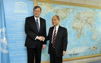President Türk meets with UNESCO Secretary-General Koïchiro Matsuura on the margins of the conference (FA BOBO)