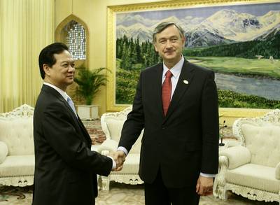 President Danilo Türk with the Prime Minister of the Socialist Republic of Vietnam, Nguyen Tan Dung, in Beijing (FA BOBO)