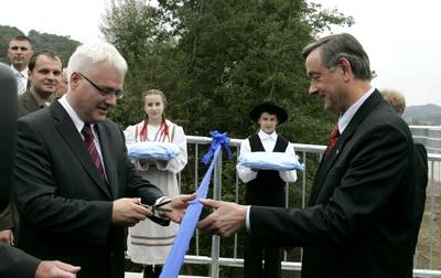 The President of the Republic of Slovenia, Dr Danilo Türk, and the President of the Republic of Croatia, Dr Ivo Josipović, opened a new bridge across Sotla, connecting Slovenian Rogatec and Croatian Hum na Sotli. (photo: Tina Kosec/STA)