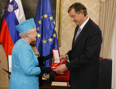 The President of the Republic of Slovenia, Dr  Danilo Türk, awarded Queen Elizabeth II the Order for Exceptional Services of the Republic of Slovenia (FA BOBO)
