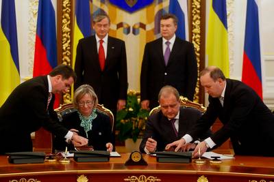 The President of Ukraine, Viktor Yanukovych, and the President of the Republic of Slovenia, Dr Danilo Türk, attend the signing of cooperation agreements between Ukraine and the Republic of Slovenia (photo: Stanko Gruden/STA)