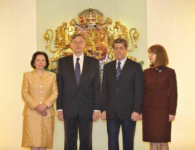 President Türk and Barbara Miklič Türk welcomed by President Parvanov and Zorka Petrova Parvanova (FA BOBO)